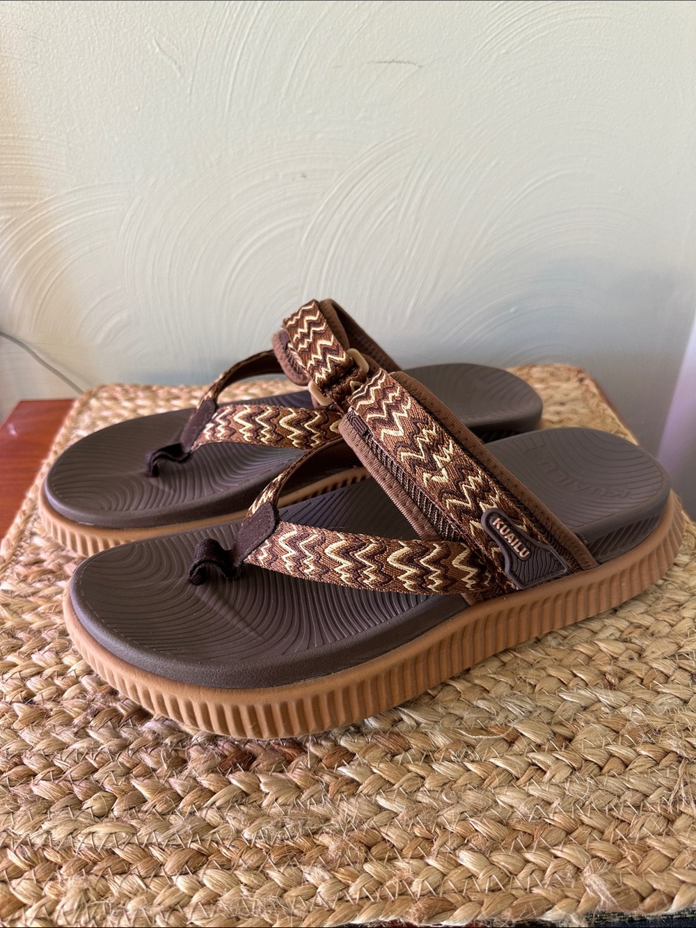 Kuailu brown tan orthotic flip flops size 9 like new